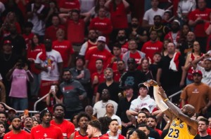 华体会官方网站-一击必中！SLAM晒詹姆斯绝平三分时火箭球员及观众众生相